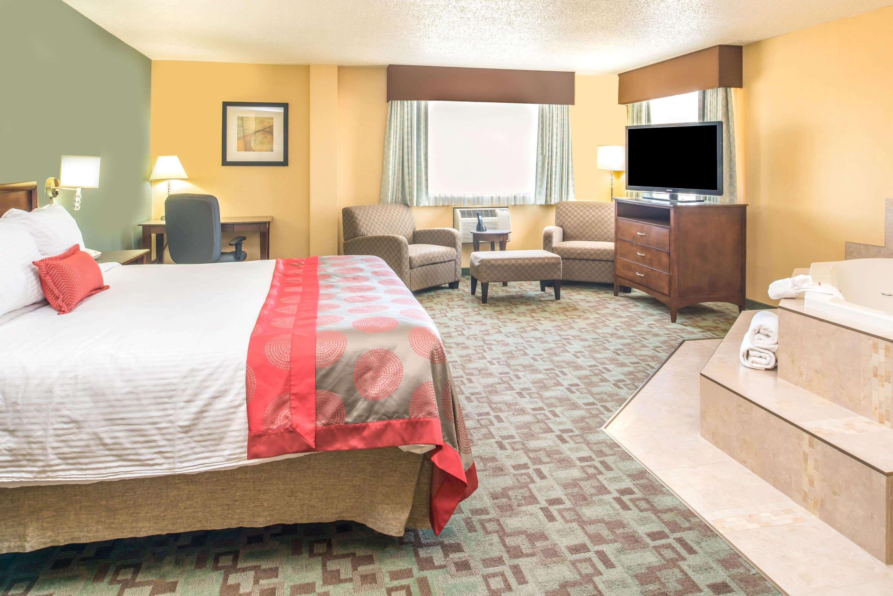 Hotel Ramada By Wyndham Saskatoon Extérieur photo