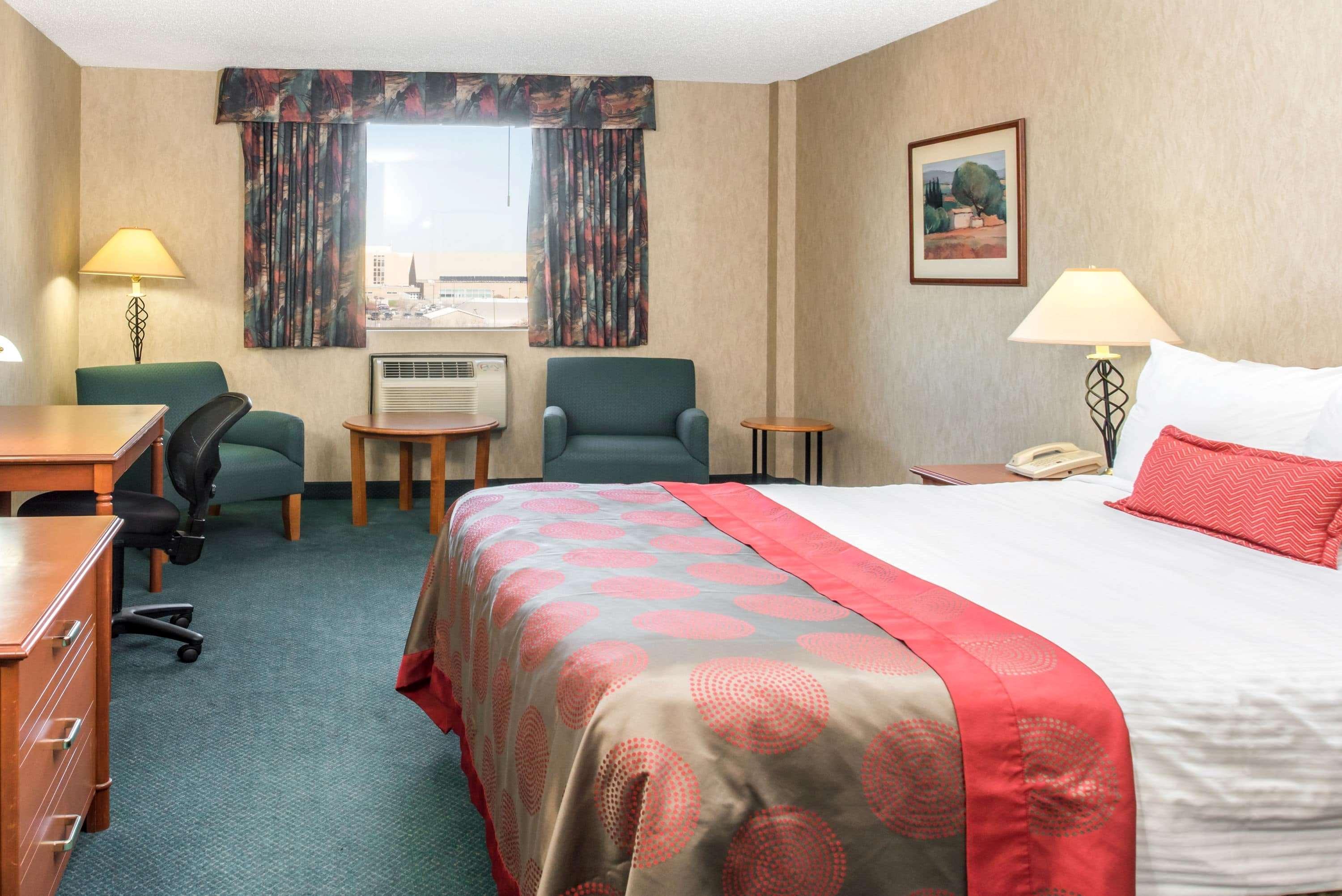 Hotel Ramada By Wyndham Saskatoon Extérieur photo