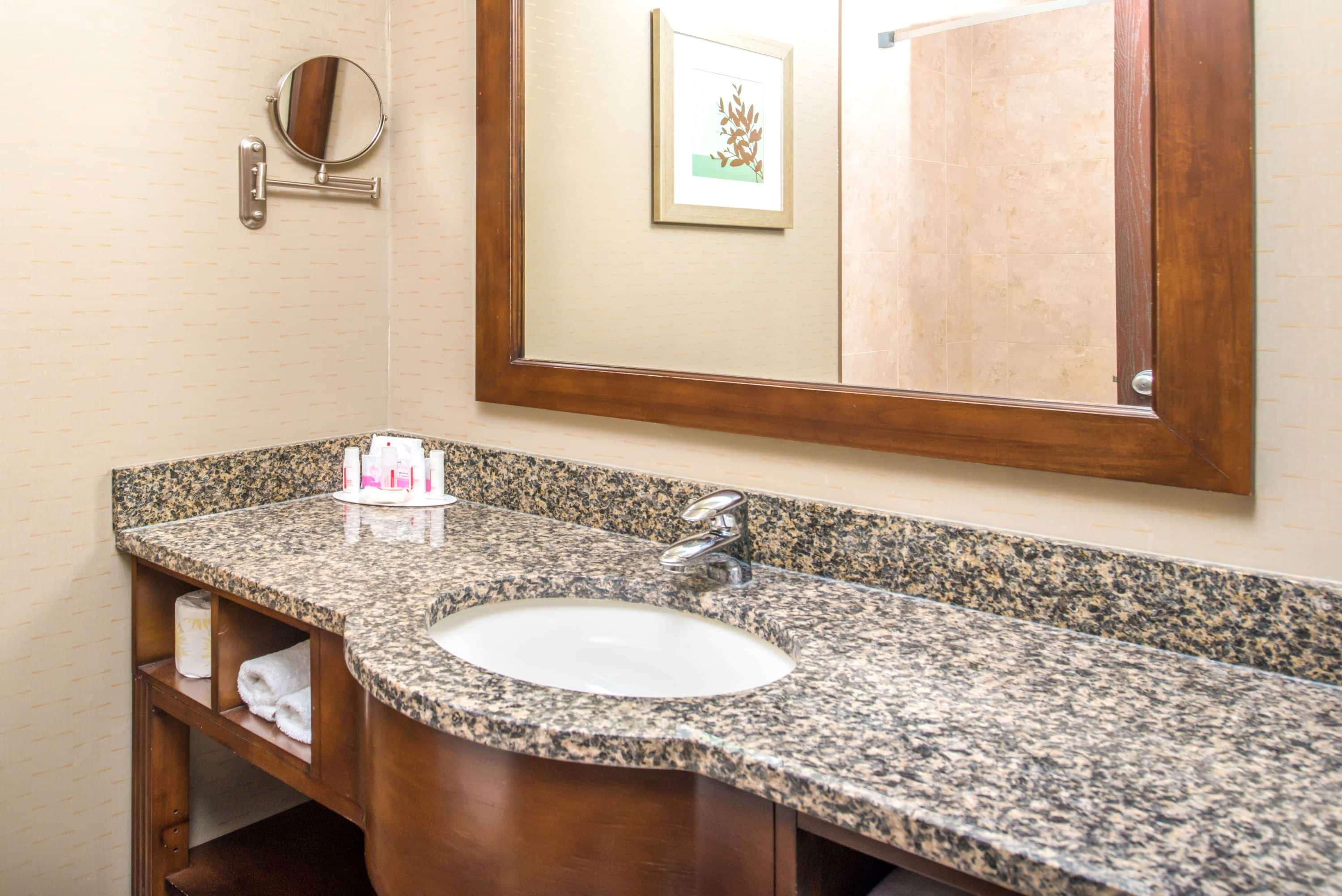 Hotel Ramada By Wyndham Saskatoon Extérieur photo