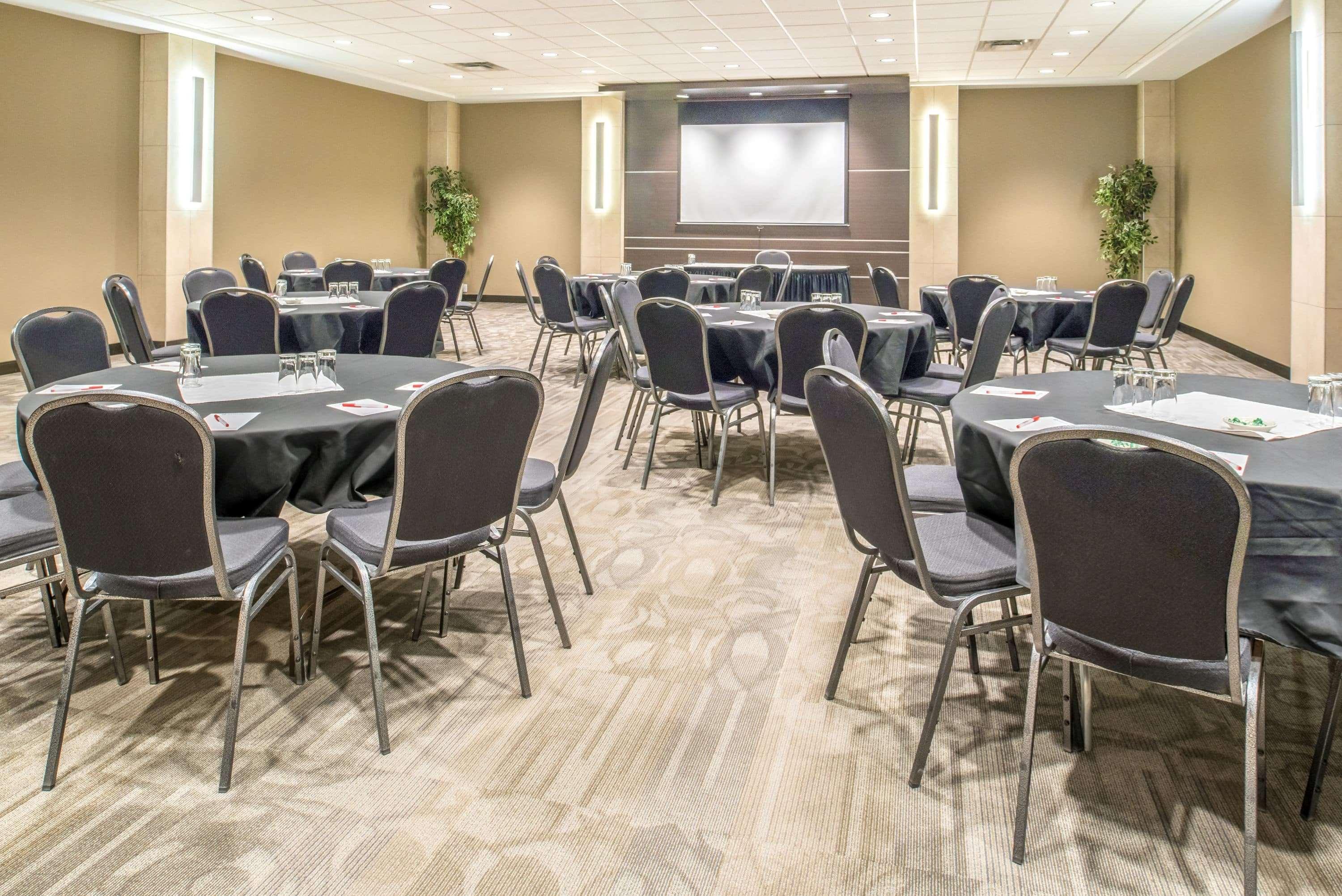 Hotel Ramada By Wyndham Saskatoon Extérieur photo