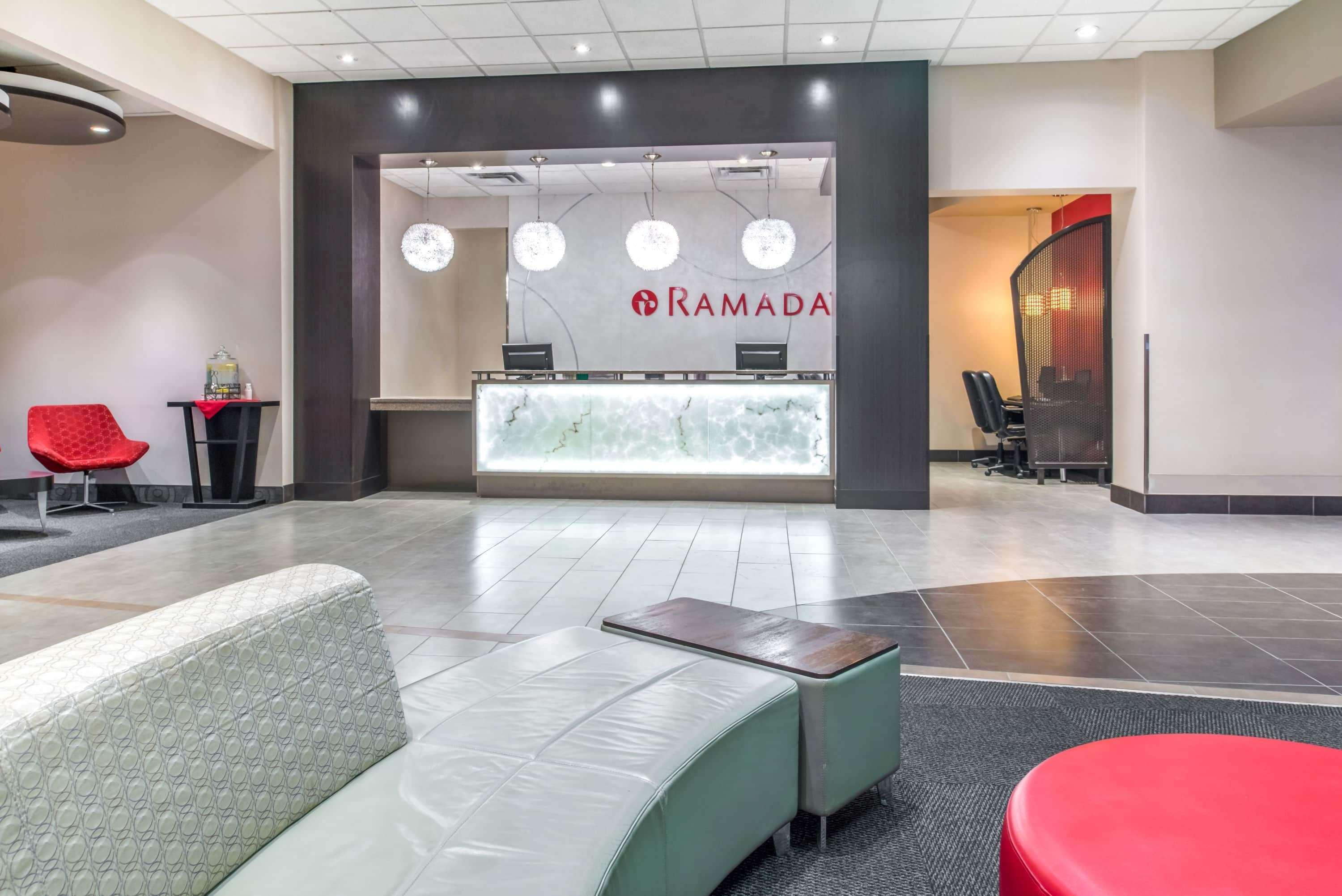 Hotel Ramada By Wyndham Saskatoon Extérieur photo