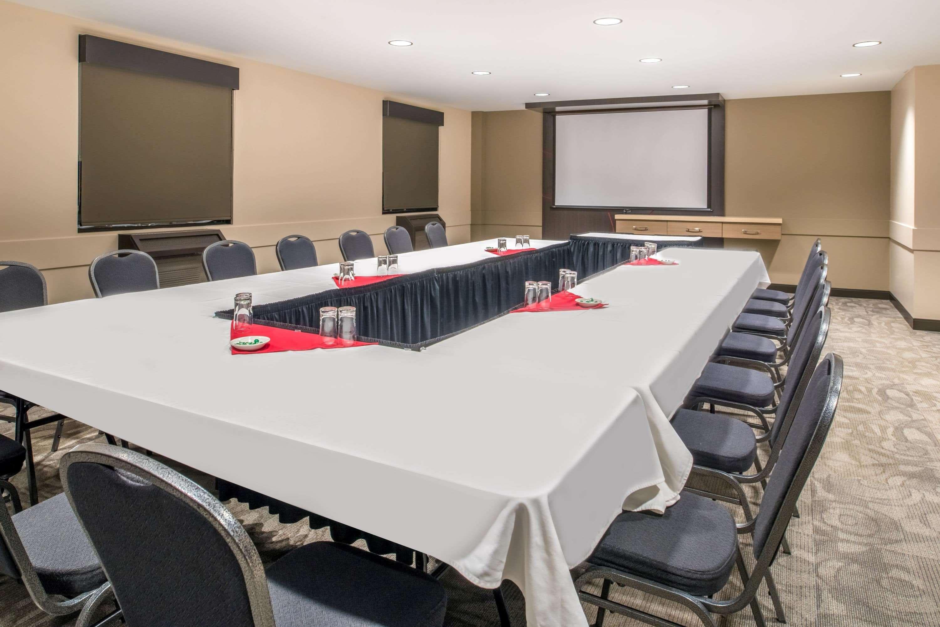 Hotel Ramada By Wyndham Saskatoon Extérieur photo