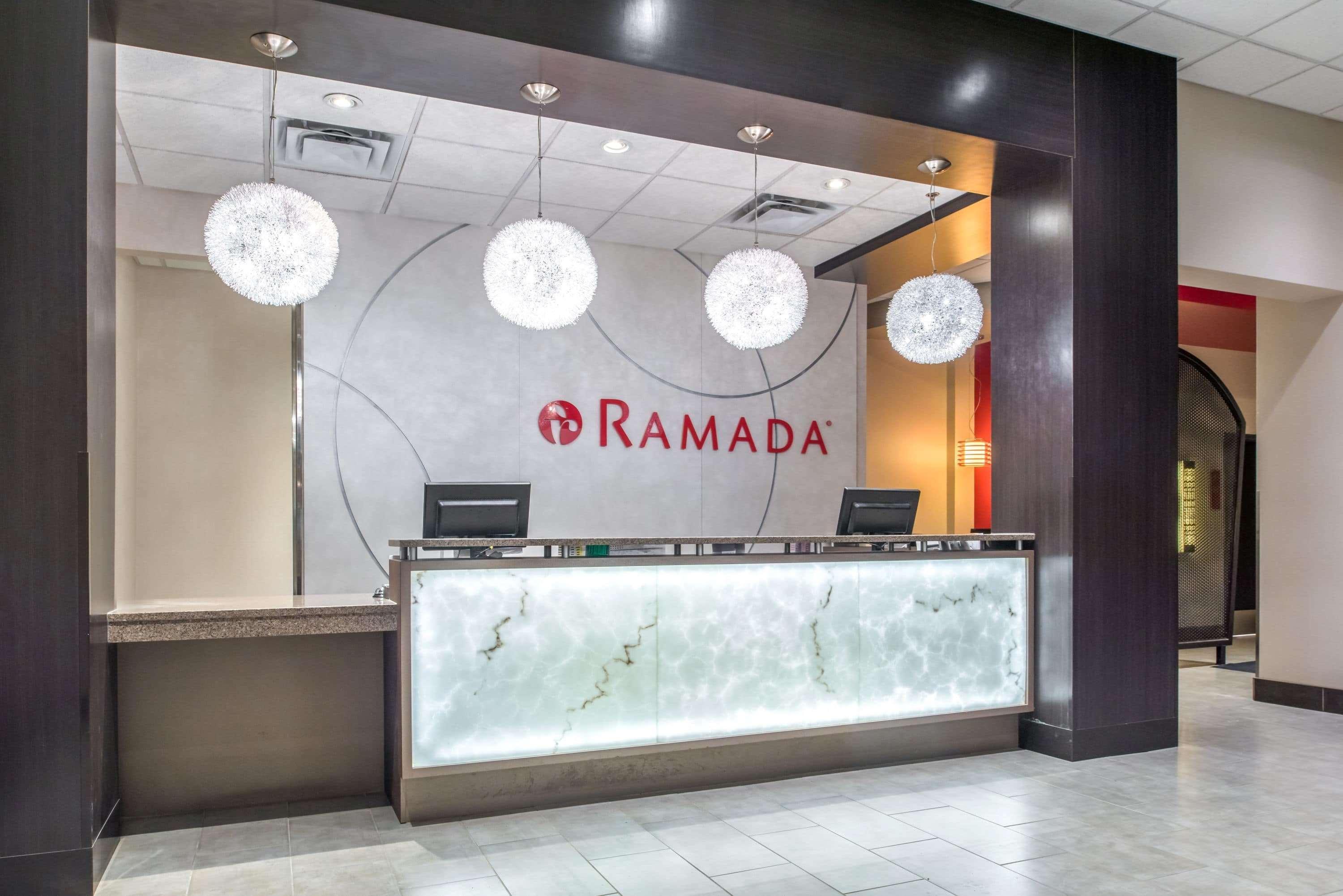 Hotel Ramada By Wyndham Saskatoon Extérieur photo