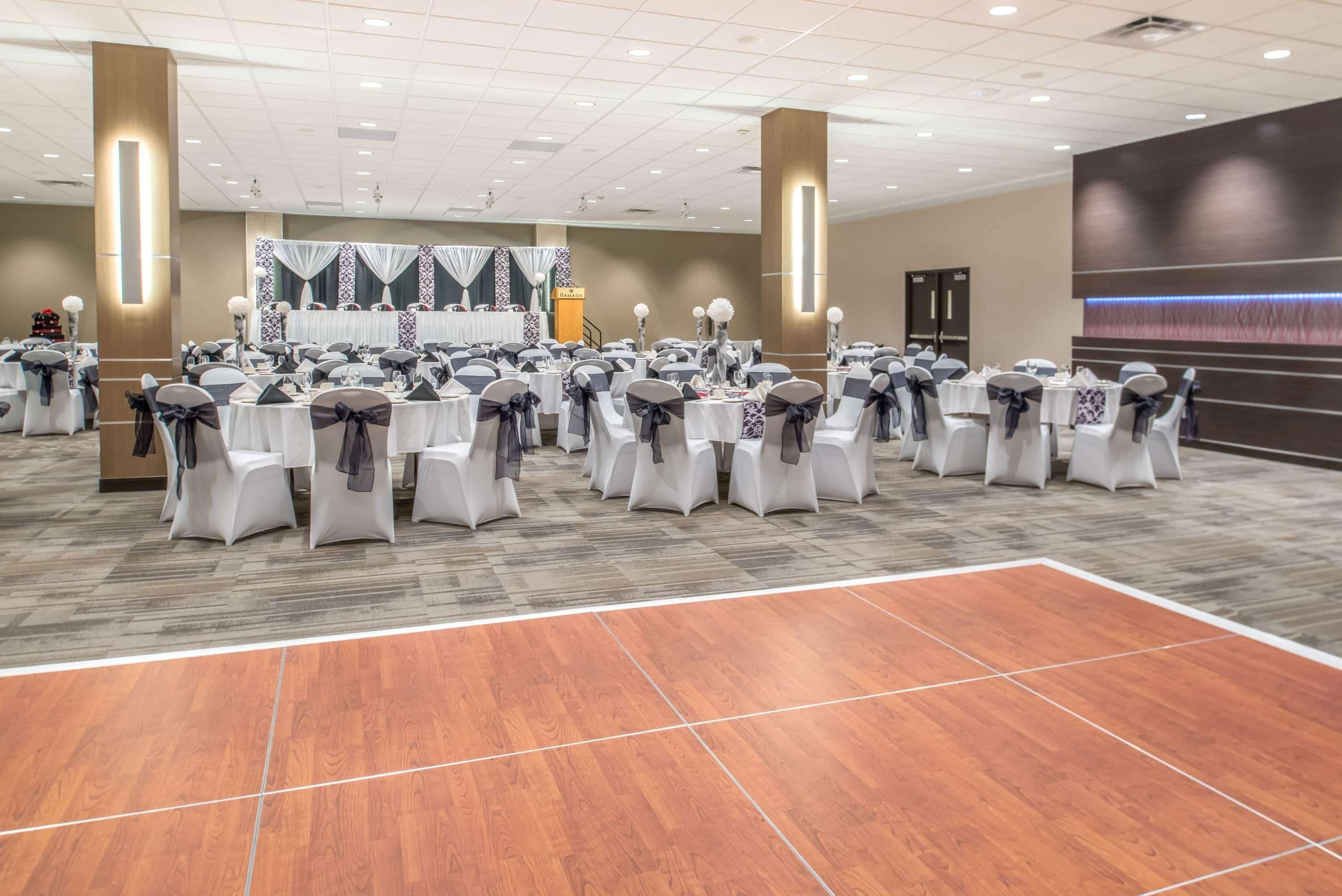 Hotel Ramada By Wyndham Saskatoon Extérieur photo